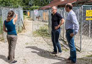Stefan Hitzler und Julia Lambertz zeigen Andreas Stoch die Hundegehege (Foto: Kühne, Kreistierschutzverein)