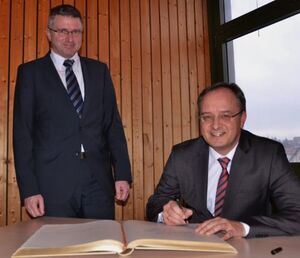 Bürgermeister Bernauer (li) und Andreas Stoch beim Eintrag ins Goldene Buch der Gemeinde Steinheim
