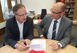 Albert Köble (re.) zeigt Andreas Stoch die aktuellen Zahlen