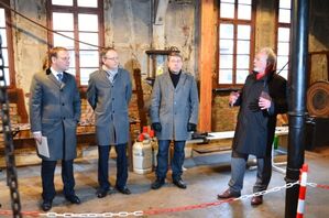 In der Feilenschleiferei in Königsbronn: v.l. Staatssekretär Rust, MdL Stoch, Bürgermeister Stütz und Ulrich Knöller