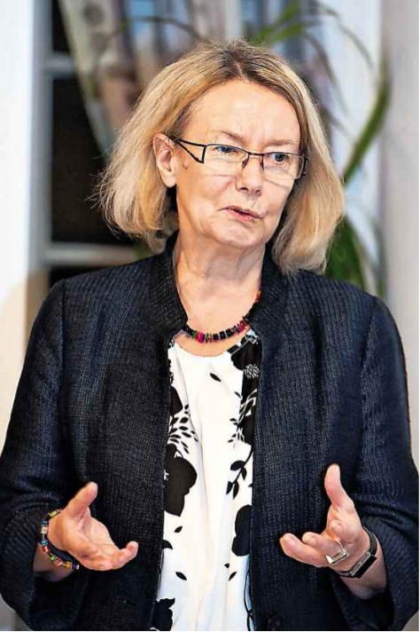 Evelyne Gebhardt im Klosterhof (GB-Foto: Vecsey)